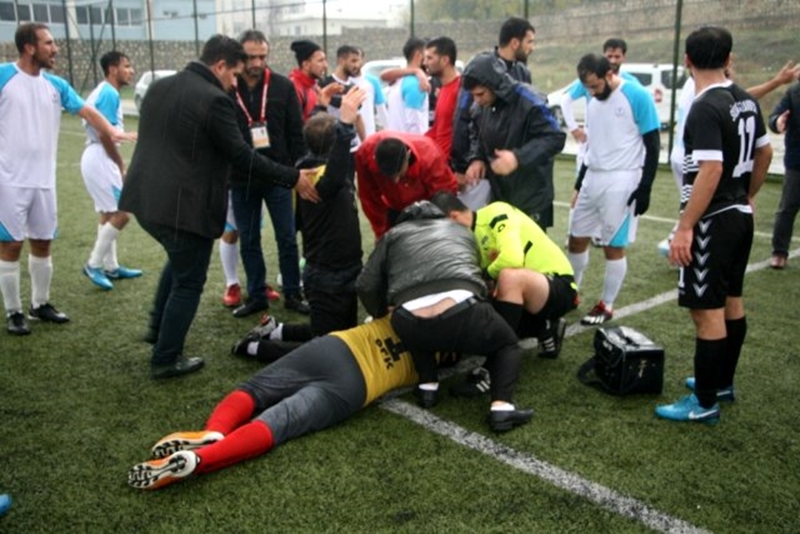 Dili ters dönen kaleciyi hakem kurtardı