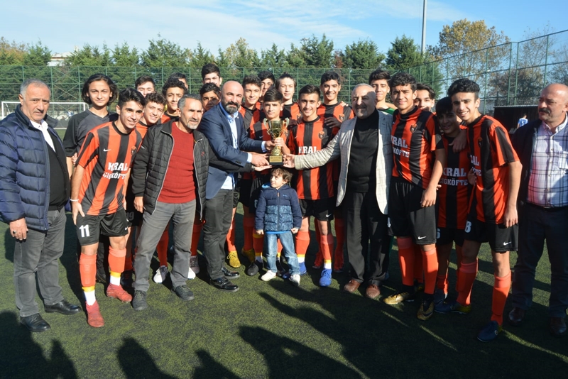 Gazi Mahallesispor şampiyonluk kupasını aldı