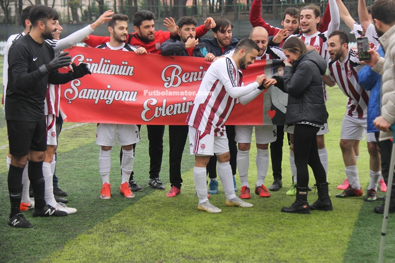 Yeşil Sahada Evlilik teklifi