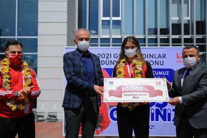 Ahmet Poyraz Dünya Şampiyonu Büşra Işıldar’ı tebrik etti