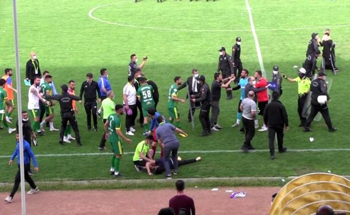 Seyircisiz maçta futbolcular birbirine girdi