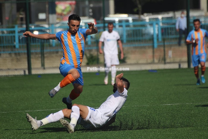 Alibeyköy sahasında bir puanı son dakikada kurtardı