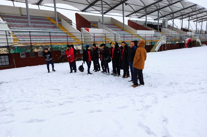 Alemdağ Stadında ilk maça kar engeli