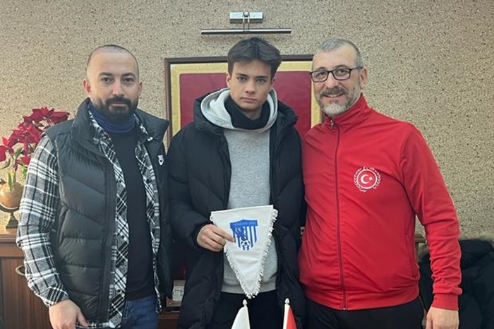 Ataşehirgücüspor bir futbolcusunu daha profesyonel takıma verdi