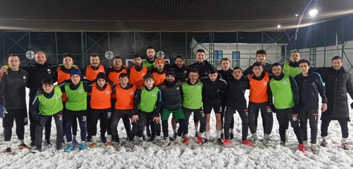 Beykoz Yenimahalle karlı sahada çalıştı