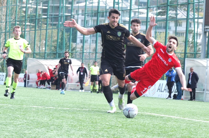 Sahada Ayazağa tribünde dostluk kazandı