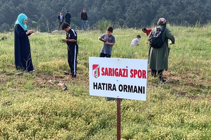 Sarıgazispor Hatıra Ormanı’nda ilk fidanlar toprakla buluştu