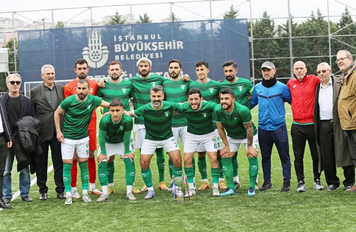 Beşyüzevlerspor şampiyonluk kupasını aldı