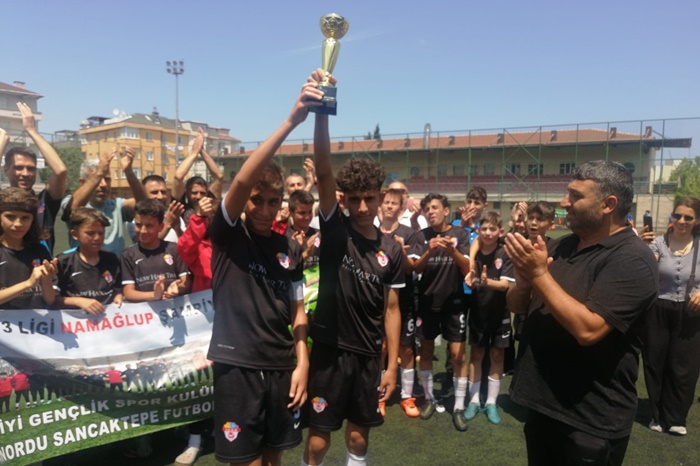 İyi Gençlikspor şampiyonluk kupasını aldı