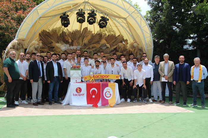 Taçspor şampiyonluk yemeğinde buluştu