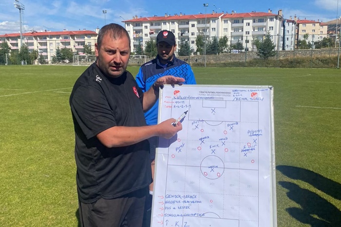 Kemal Sürel UEFA A kursunu başarı ile tamamladı