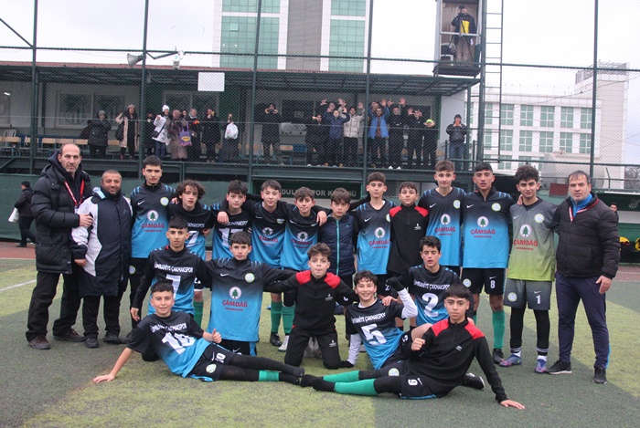 Ümraniye Çakmakspor şampiyonluğa koşuyor