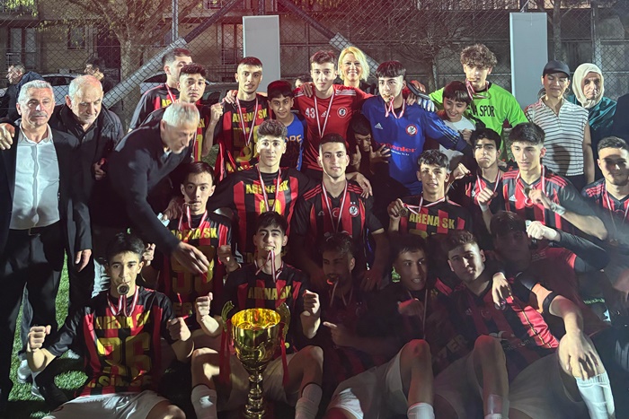 Ataşehir Arenaspor Şampiyonluk Kupasını Kaldırdı