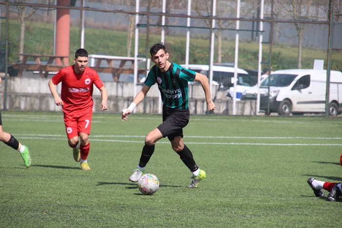 Ümraniye Hekimbaşıspor liderliğe yükseldi