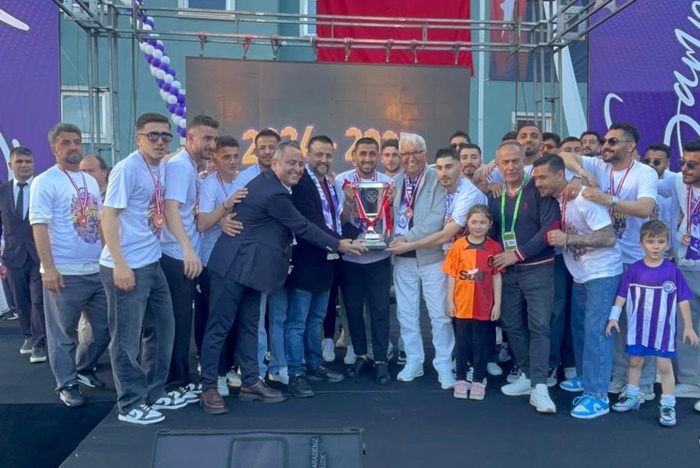 Selçuk Azeri Kdz. Ereğli Belediyespor’a şampiyonluk kupasını takdim etti