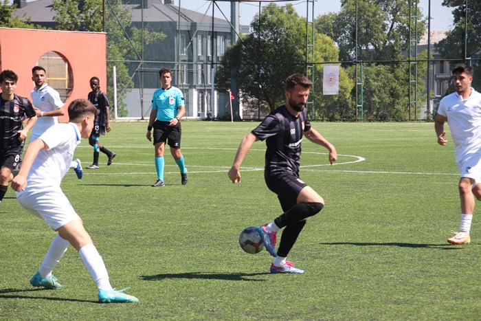 Acıbadem Üsküdarspor lideri devirdi Baraj maçına kaldı