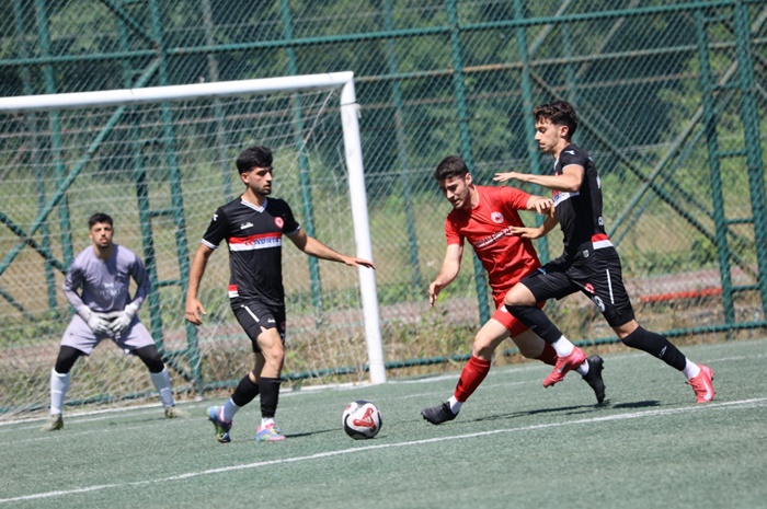 Cumhuriyetköyspor 3 golle kazanarak beklemeye başladı